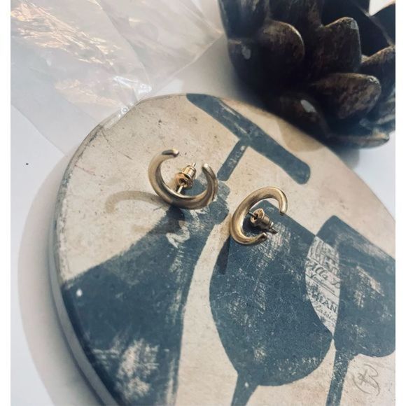 Gold moon stud EARRINGS - Picture 3 of 5